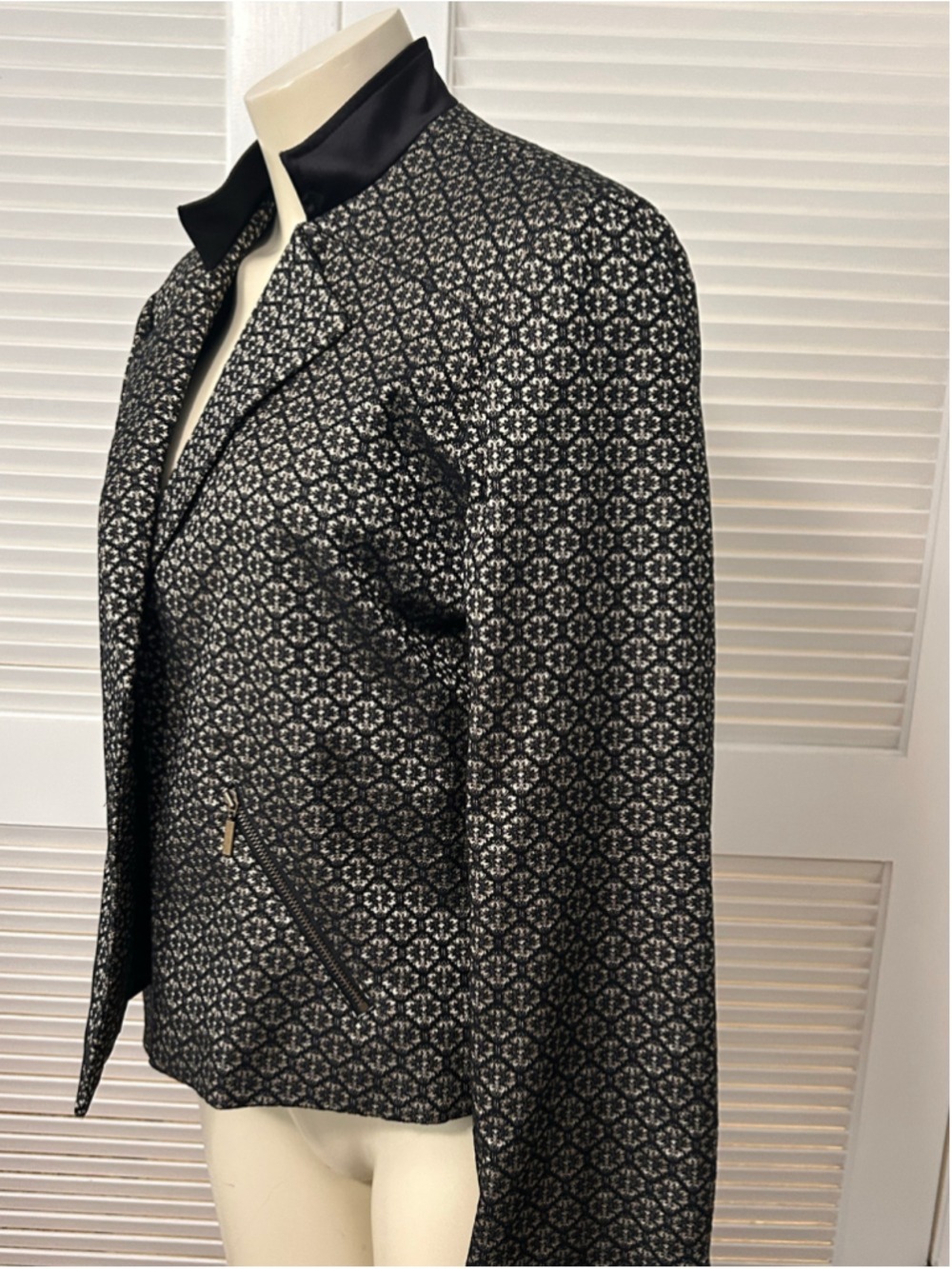 Chico’s Black Gold Geometric Floral Blazer Pants Set 2-Piece set, Size 2 - Picture 8 of 16